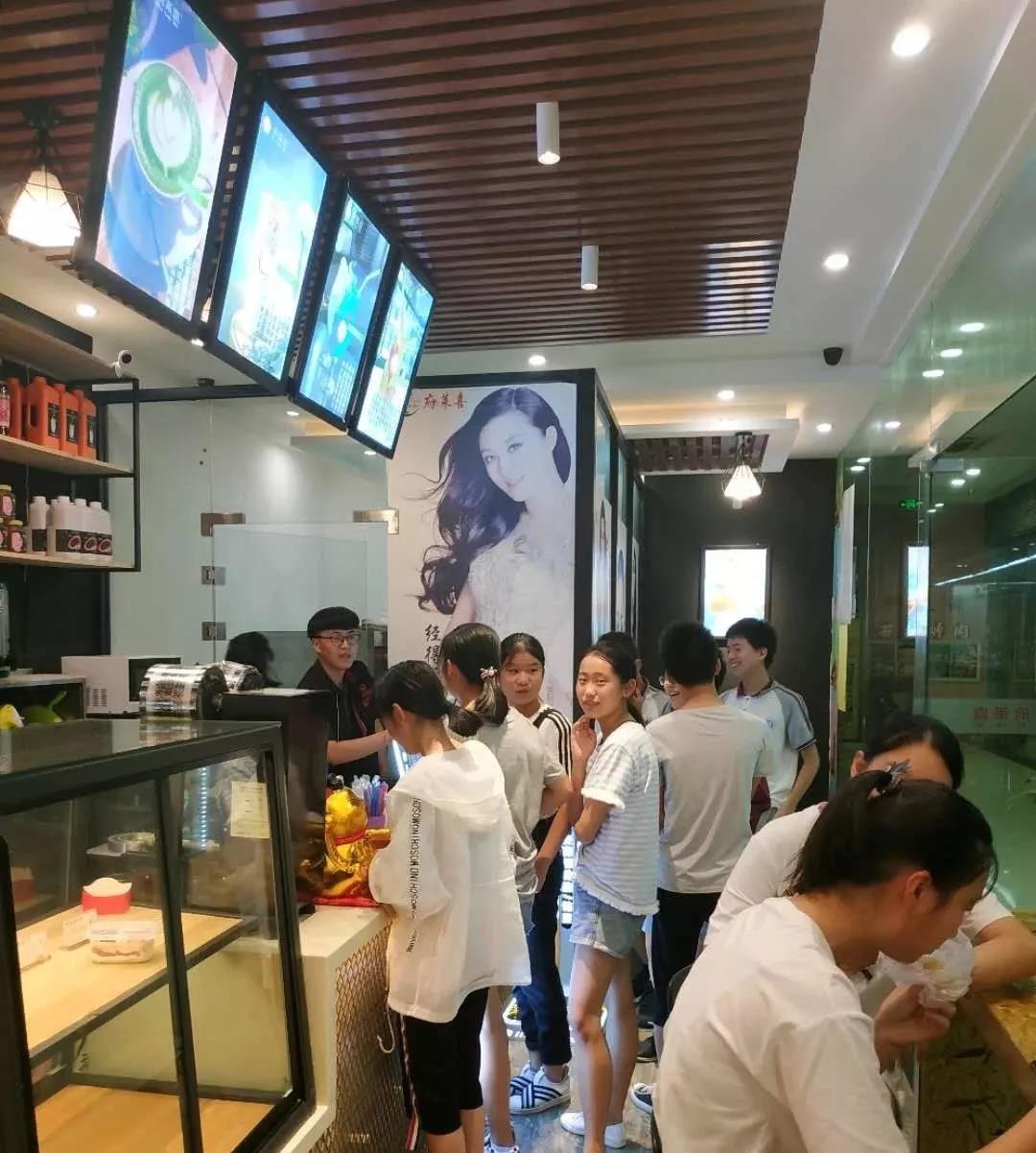 廣州金達(dá)咖啡飲品城-奶茶店裝修風(fēng)格的選擇，決定店面生意的好壞